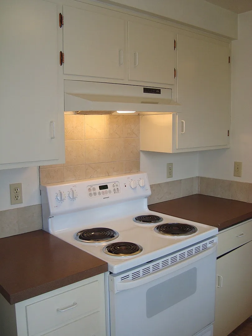 No Rent in Until 10/1! — Photo 2