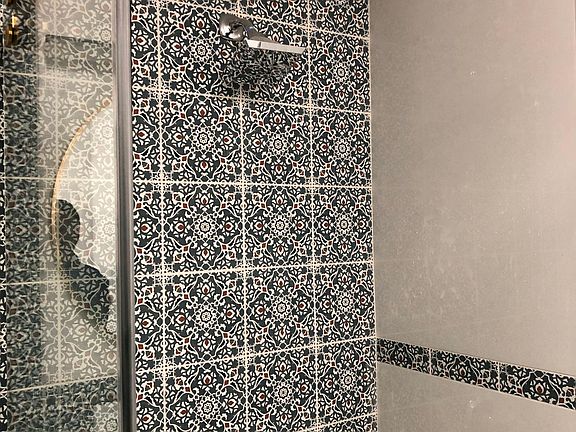 1st floor full bath - accented shower wall