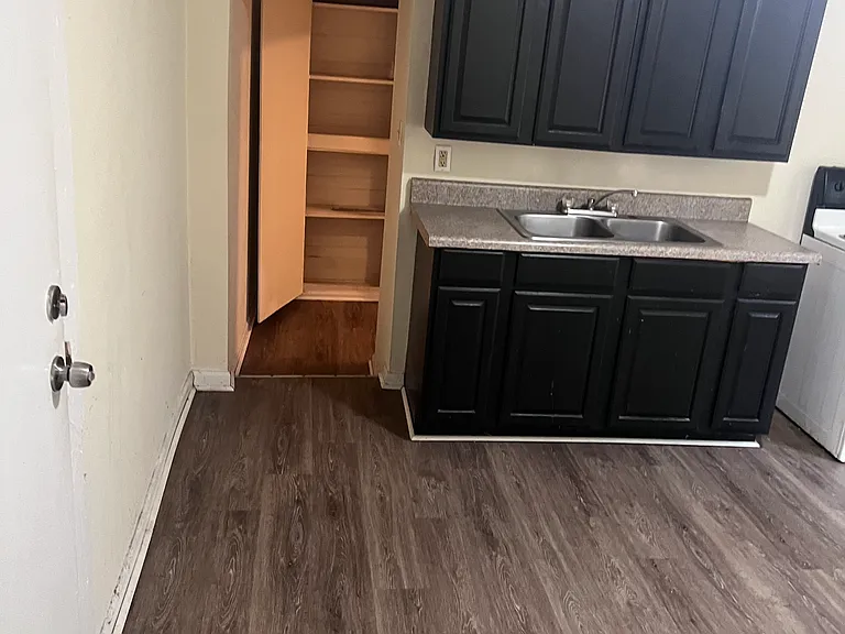 706 Maple Ave #3 — Photo 3