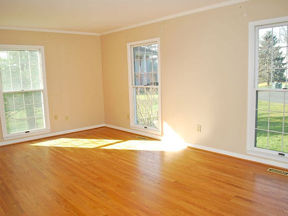 3rd image of 9811 Oak Valley Ct