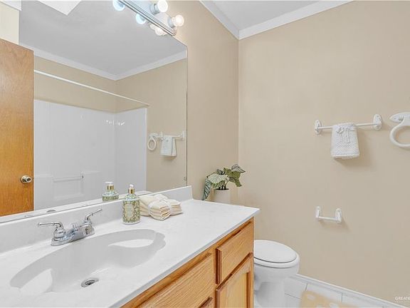 4th image of 1906 Lake View Dr