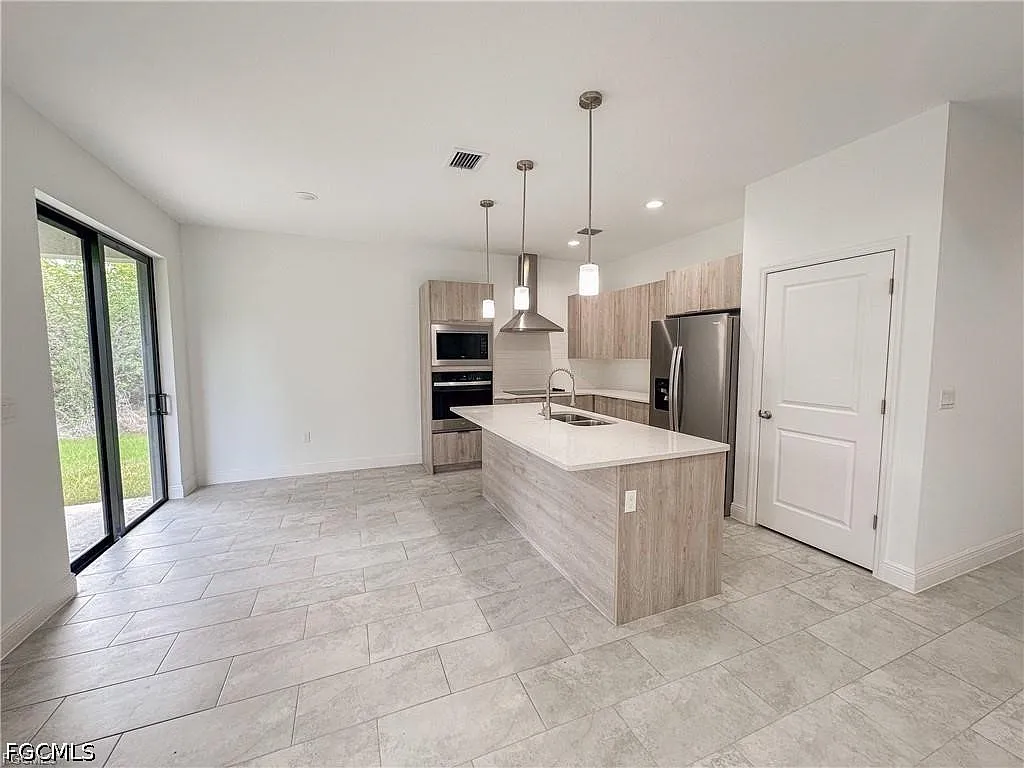 3 bed, 2.5 bath, 1547 sqft, $2,100 — Photo 3