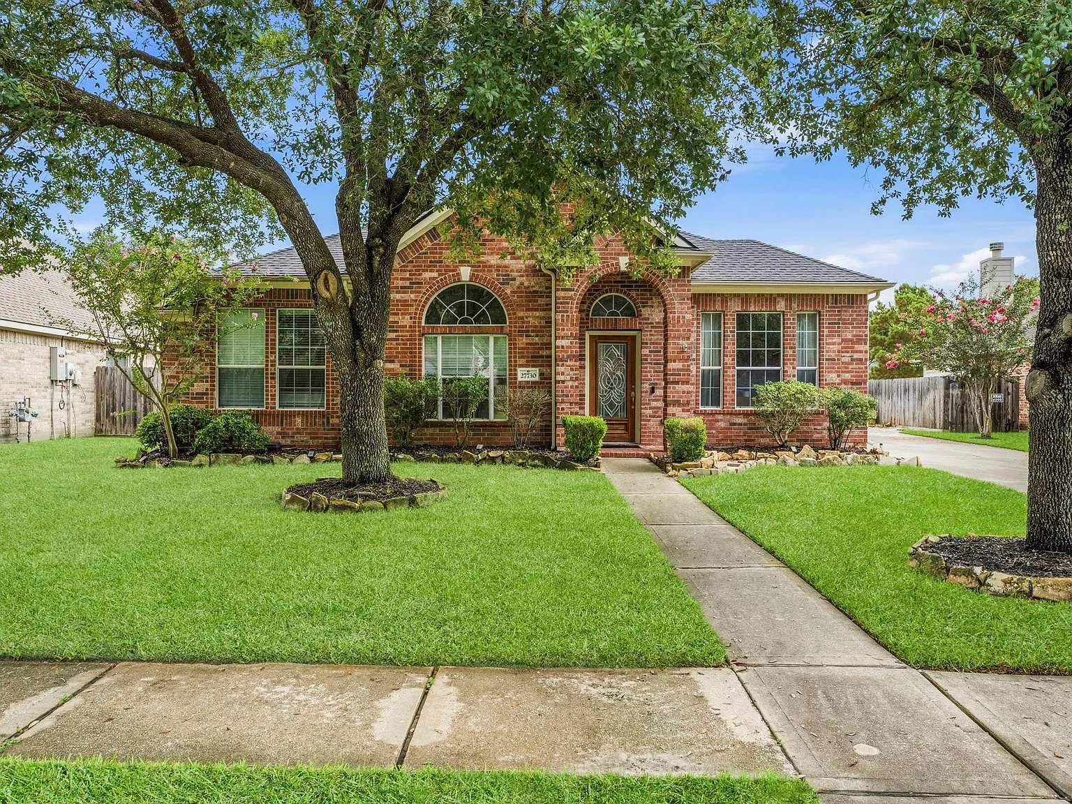 4 bed, 2.0 bath, 2442 sqft, $2,800 — Photo 1
