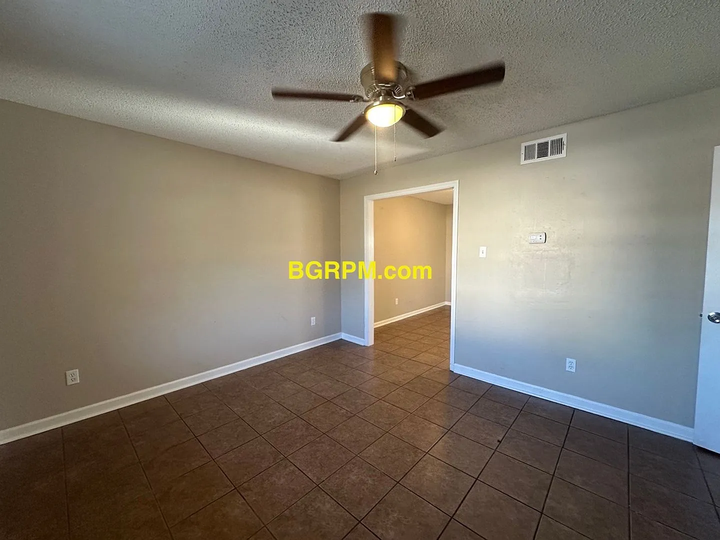 1099 W Elm — Photo 3