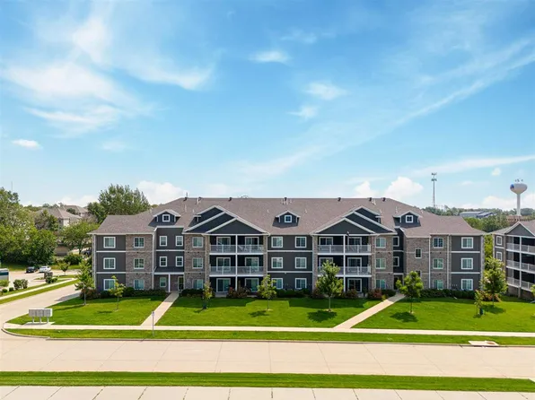 2863 Spring Rose Cir APT 201, Coralville, IA 52241