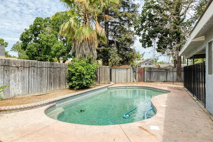 6205 N Barcus Ave — Photo 24