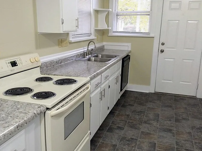 136 E Lawrence St — Photo 6