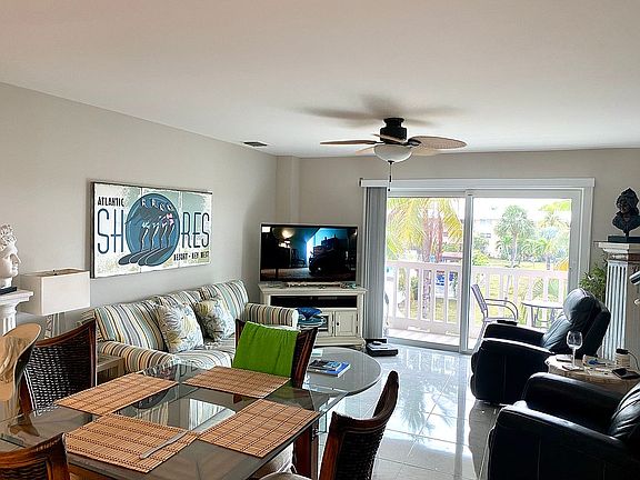 2nd image of 2601 S Roosevelt Blvd APT 320C