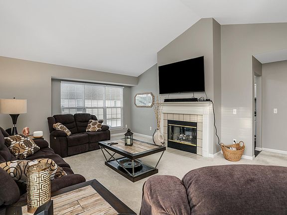 3rd image of 44333 Lakepointe Dr