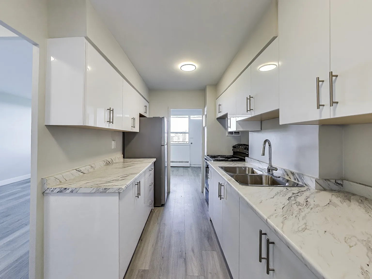 65 Thorncliffe Park Drive Toronto — Photo 2