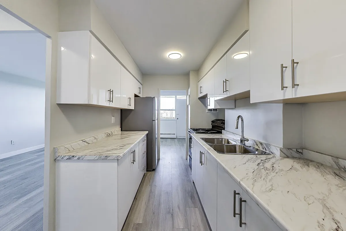 Building Photo - 65 Thorncliffe Park Dr #1404