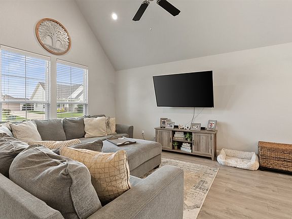 5th image of 605 Adeline Dr