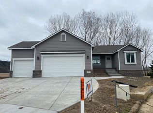 909 Bramblewood Ln, Manhattan, KS 66503