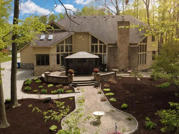 1305 Kings Pointe Rd, Grand Blanc, MI 48439