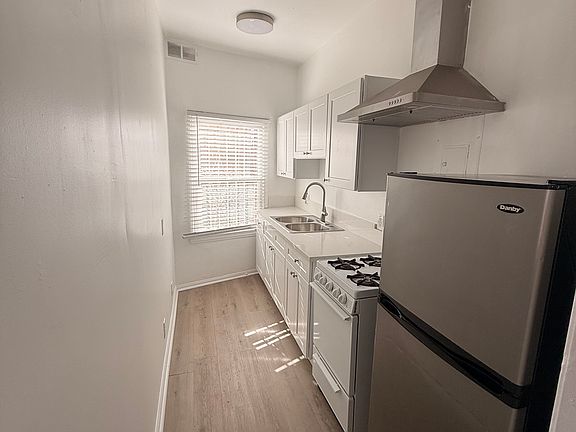 2nd image of 1025 S Orange Dr
