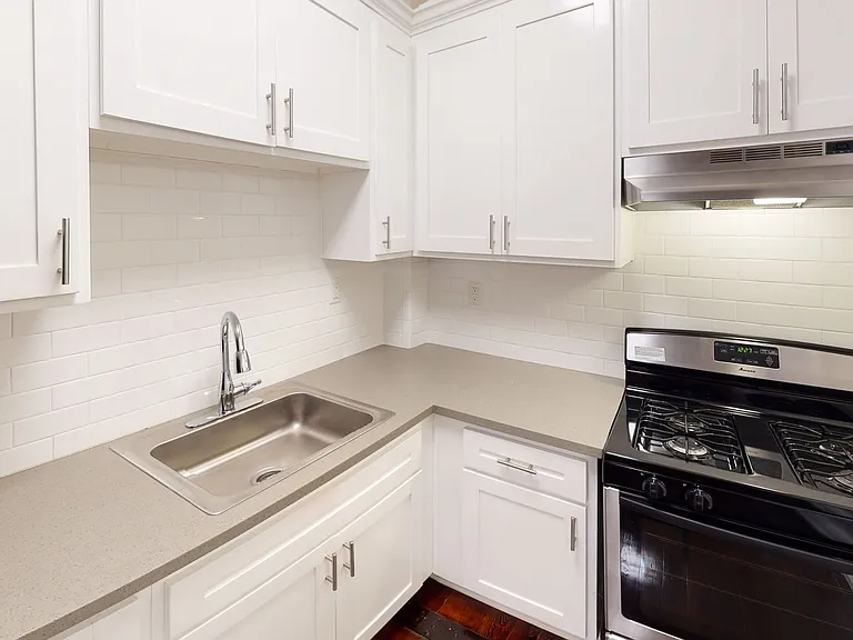 La Chandelle Apts...Charming building...Renovated Apartments Available...Hardwood Floors! — Photo 13