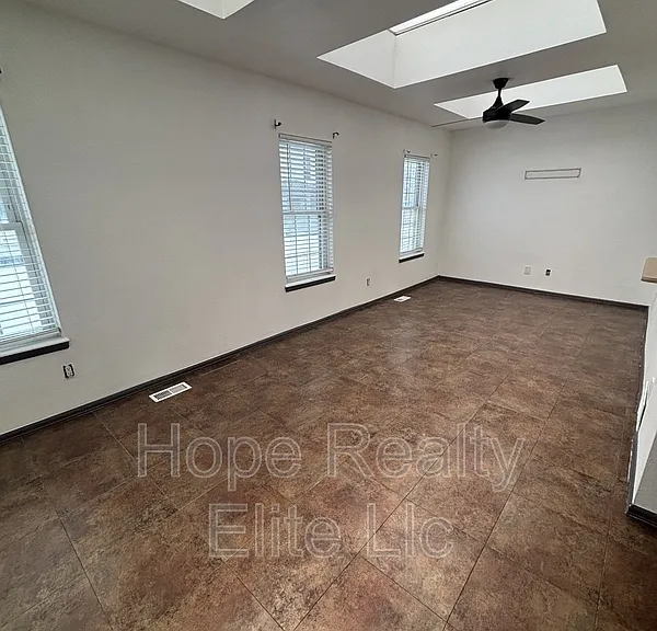 2079 Sussex Ln — Photo 9