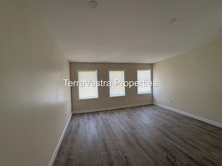 216 Broadway — Photo 5