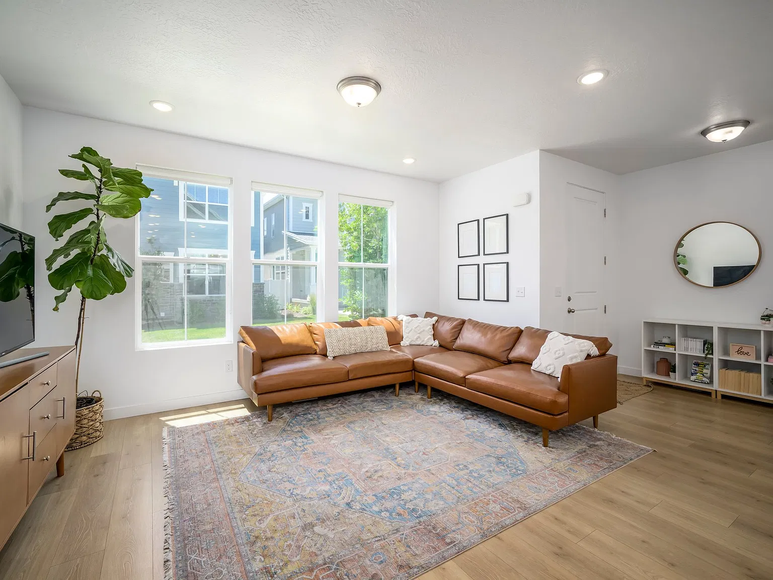 4 bed, 3.5 bath, 2410 sqft, $2,500 — Photo 2