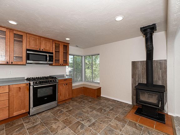 5th image of 560 NW 2nd St