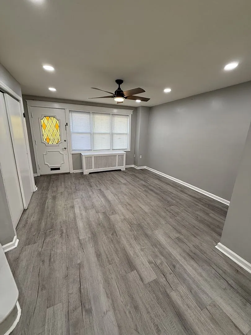 Beautiful 3 Bedroom Home Updated & Move In Ready — Photo 4