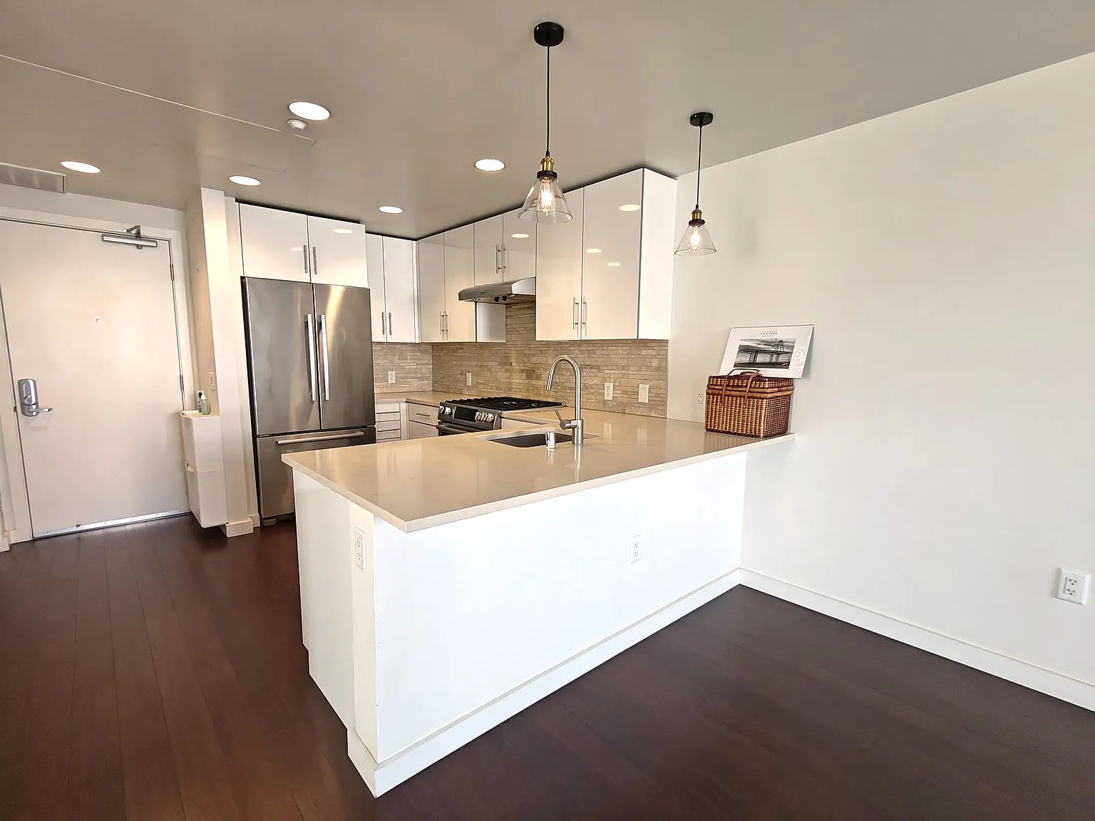 2 bed, 802 sqft, $4,095 — Photo 2