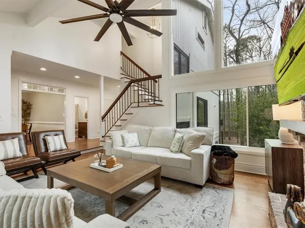 2415 Roxburgh Dr, Roswell, GA 30076