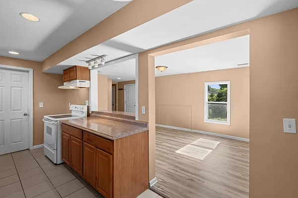 23233 Wellington Ave — Photo 8