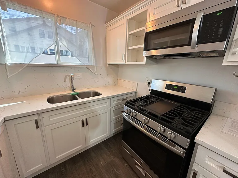 6128 De Longpre Ave #4 — Photo 6