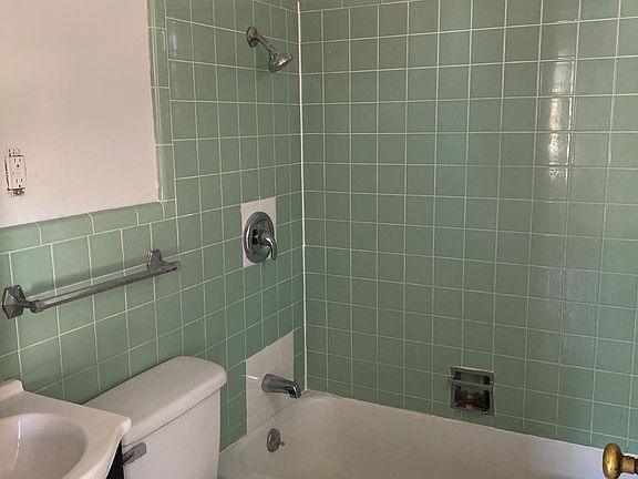 5th image of 3851 Dewey Ave #5