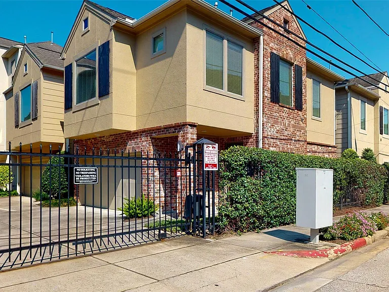 3826 Center St — Photo 1