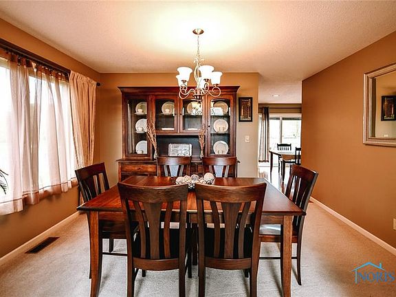 5th image of 410 Winter Pine Dr