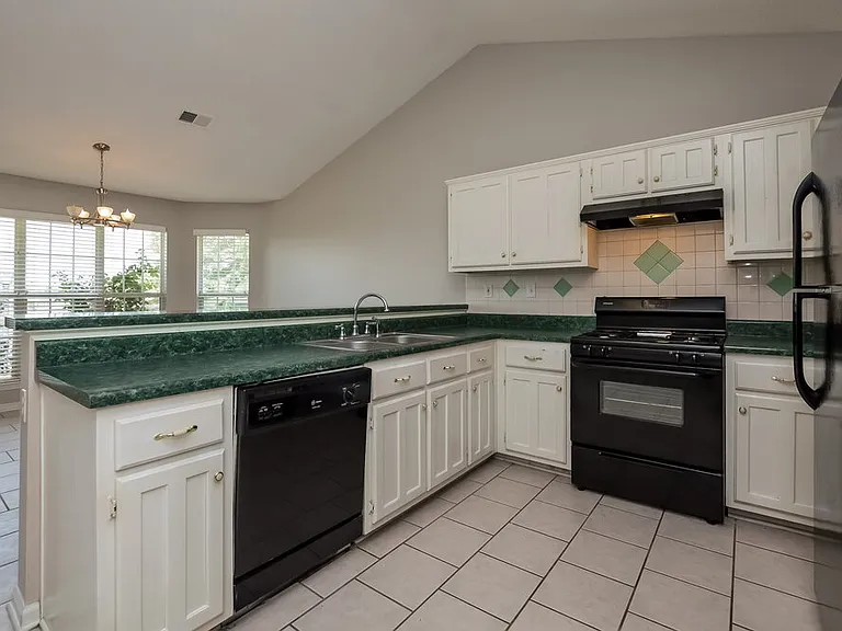 810 Lakemont Dr — Photo 6
