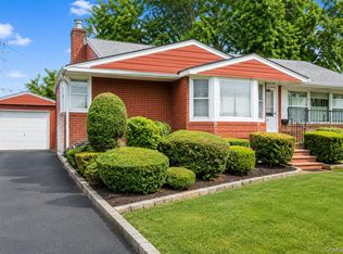53 Berkshire Rd, Hicksville, NY 11801