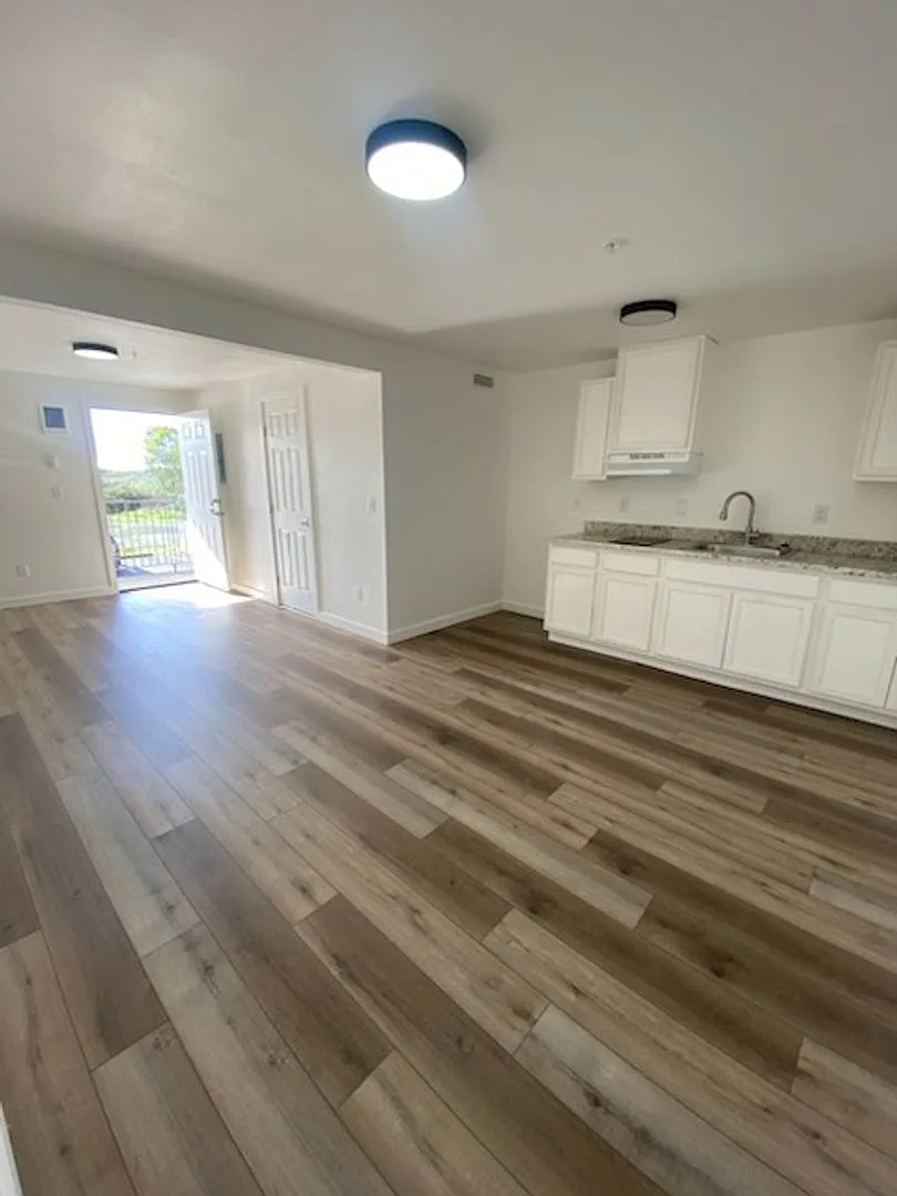 Nice 2 bed/1 bath apartment- all utilities included — Photo 3
