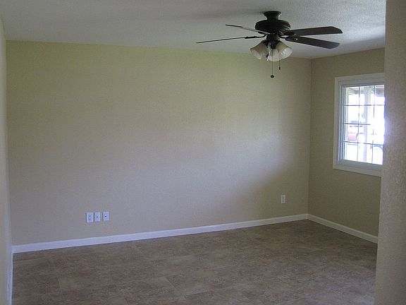 2nd image of 2207 W Poinsettia Dr