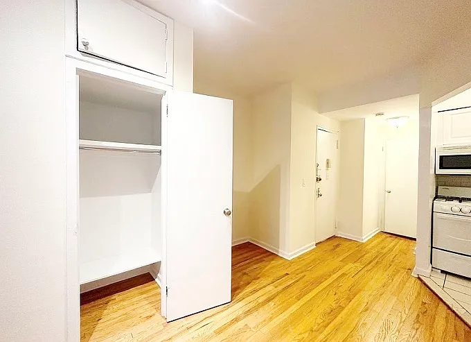 325 East 54th Street — Photo 3