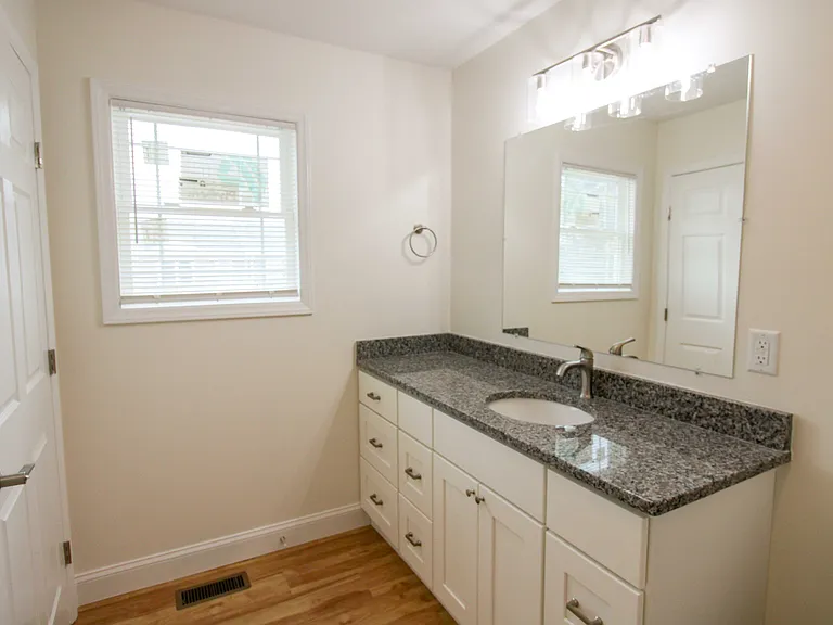 Midway Townhome — Photo 36