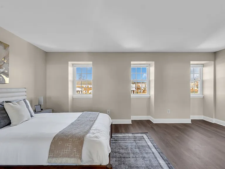 Chateau Apartments — Photo 21