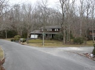 21 Twixt Hills Rd, Saint James, NY 11780