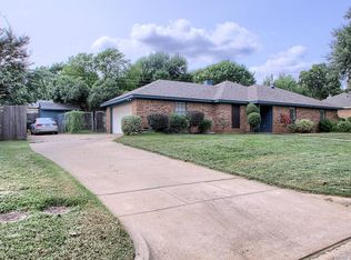 2907 Robindale Ln, Grapevine, TX 76051