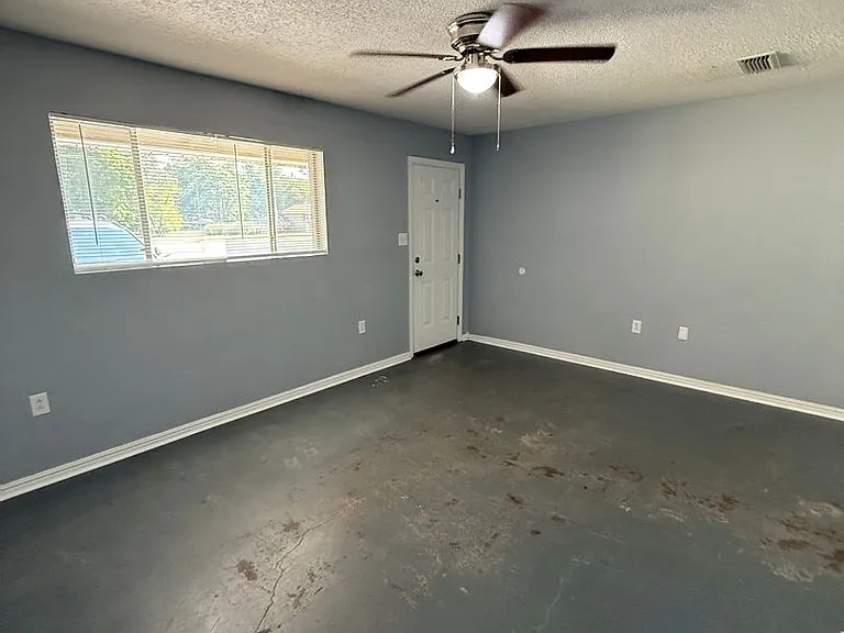 210 E Parkway Dr #A-D — Photo 3