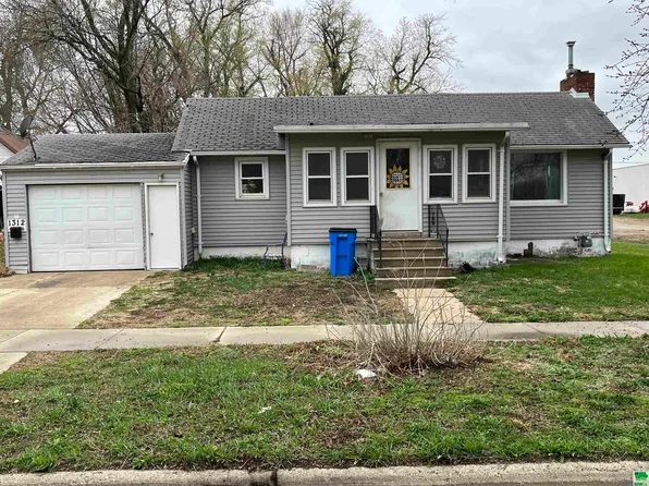 1312 S 3rd Ave, Sheldon, IA 51201