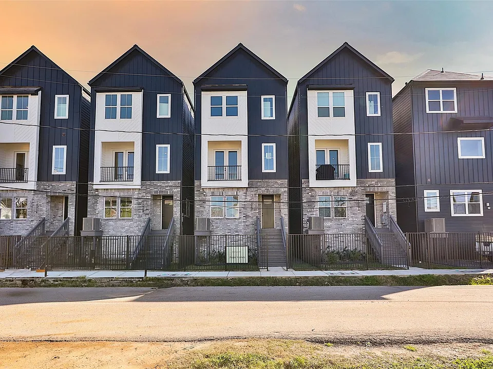 1016 W 15th 1/2 St #B