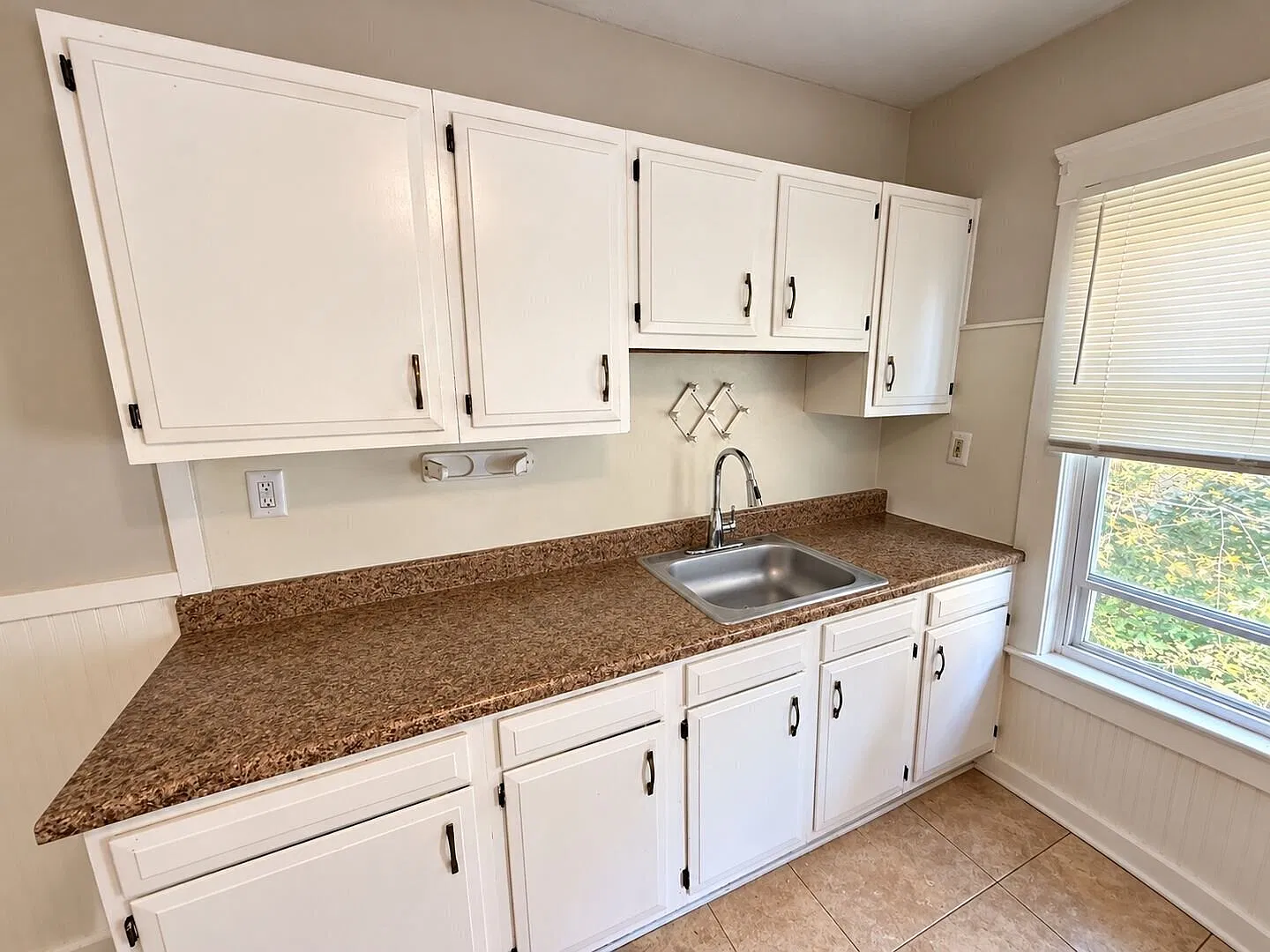 2-Bedroom in Old Brooklyn | Freshly painted with many updates — Photo 2