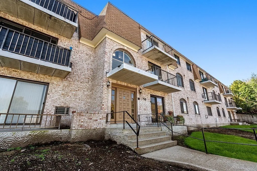 2 bed, 920 sqft, $2,600 — Photo 1