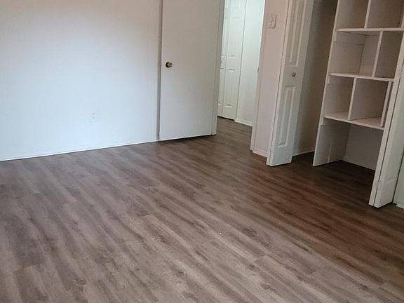 2nd image of 407 Twin Oaks Ct