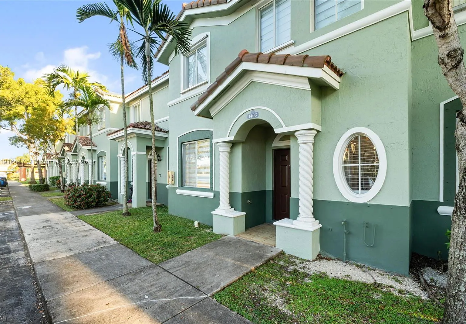 4 bed, 3.0 bath, 1423 sqft, $2,399 — Photo 1