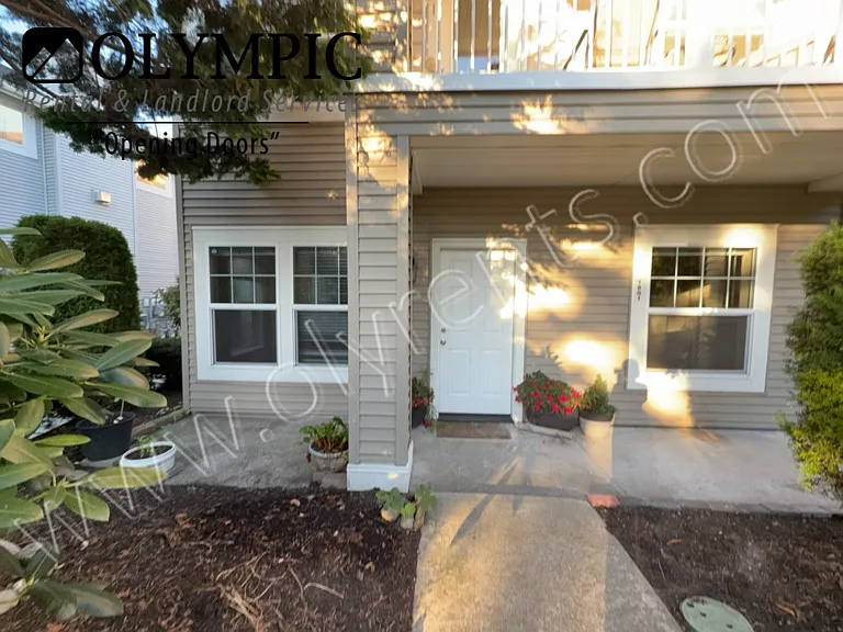 LVP flooring - 3 bdrm DuPont Condo, Low maintenance — Photo 4