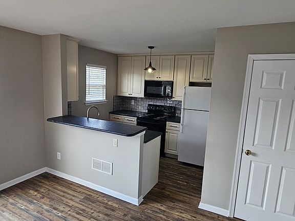 3rd image of 734 Marian Dr